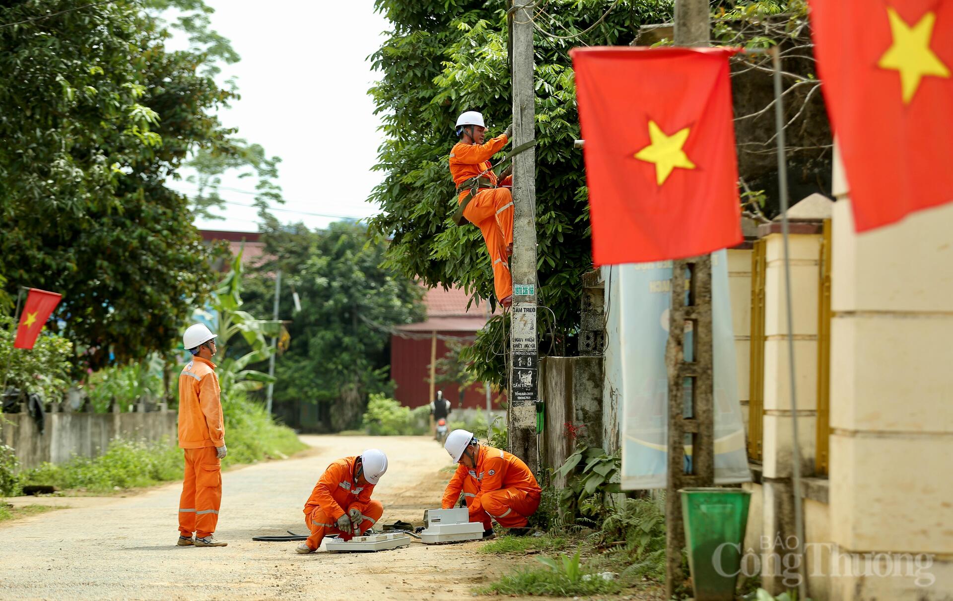 Thanh Hoá: Công nhân đổ mồ hôi giữa cái nắng gay gắt để giữ thông dòng điện - 1