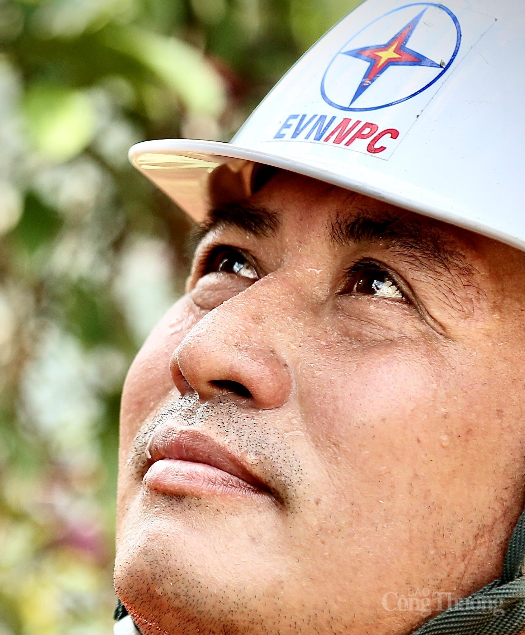 Thanh Hoá: Công nhân đổ mồ hôi giữa cái nắng gay gắt để giữ thông dòng điện - 5