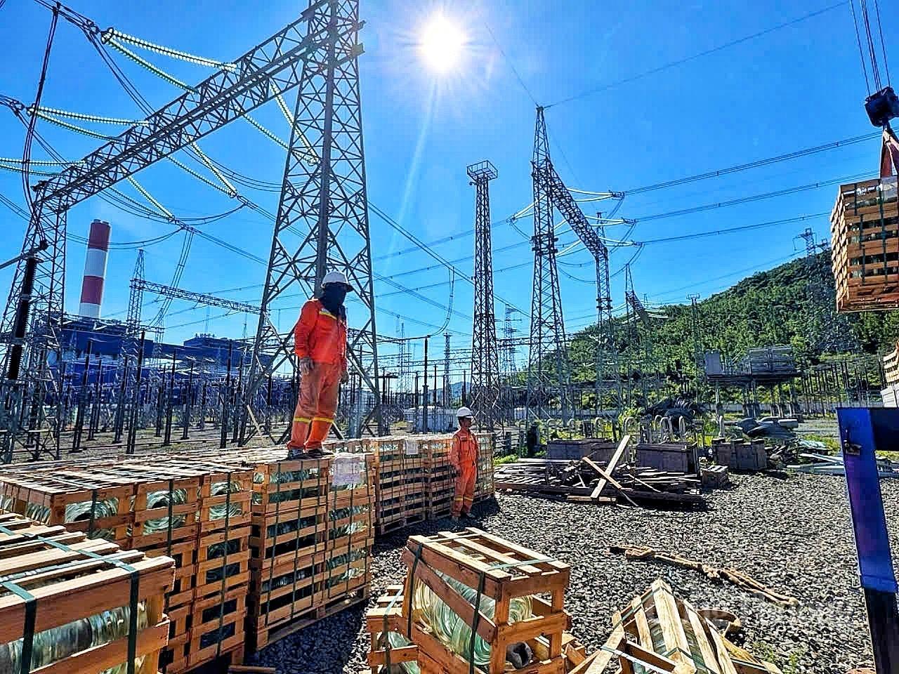 Căng mình trên 'chảo lửa' Hà Tĩnh, giữ vững mạch điện quốc gia - 14
