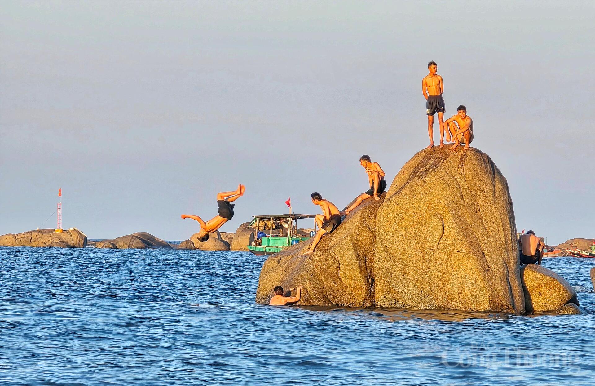 Khơi thông tiềm năng du lịch từ những bãi biển hoang sơ ở Hà Tĩnh - 10