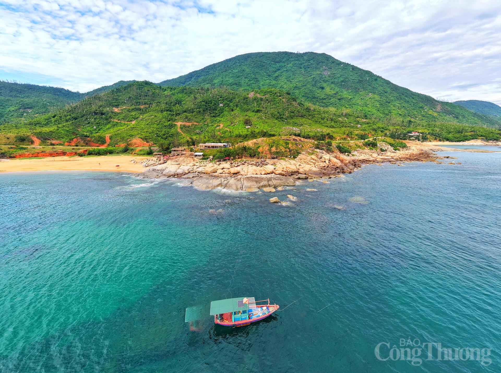 Khơi thông tiềm năng du lịch từ những bãi biển hoang sơ ở Hà Tĩnh - 16
