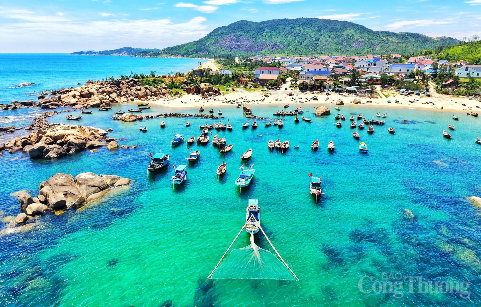 Khơi thông tiềm năng du lịch từ những bãi biển hoang sơ ở Hà Tĩnh - 8