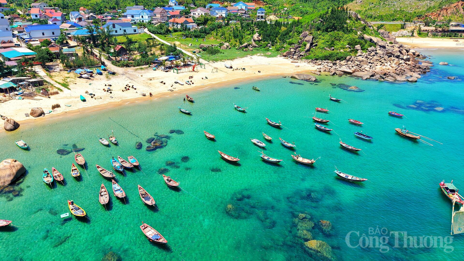 Khơi thông tiềm năng du lịch từ những bãi biển hoang sơ ở Hà Tĩnh - 13