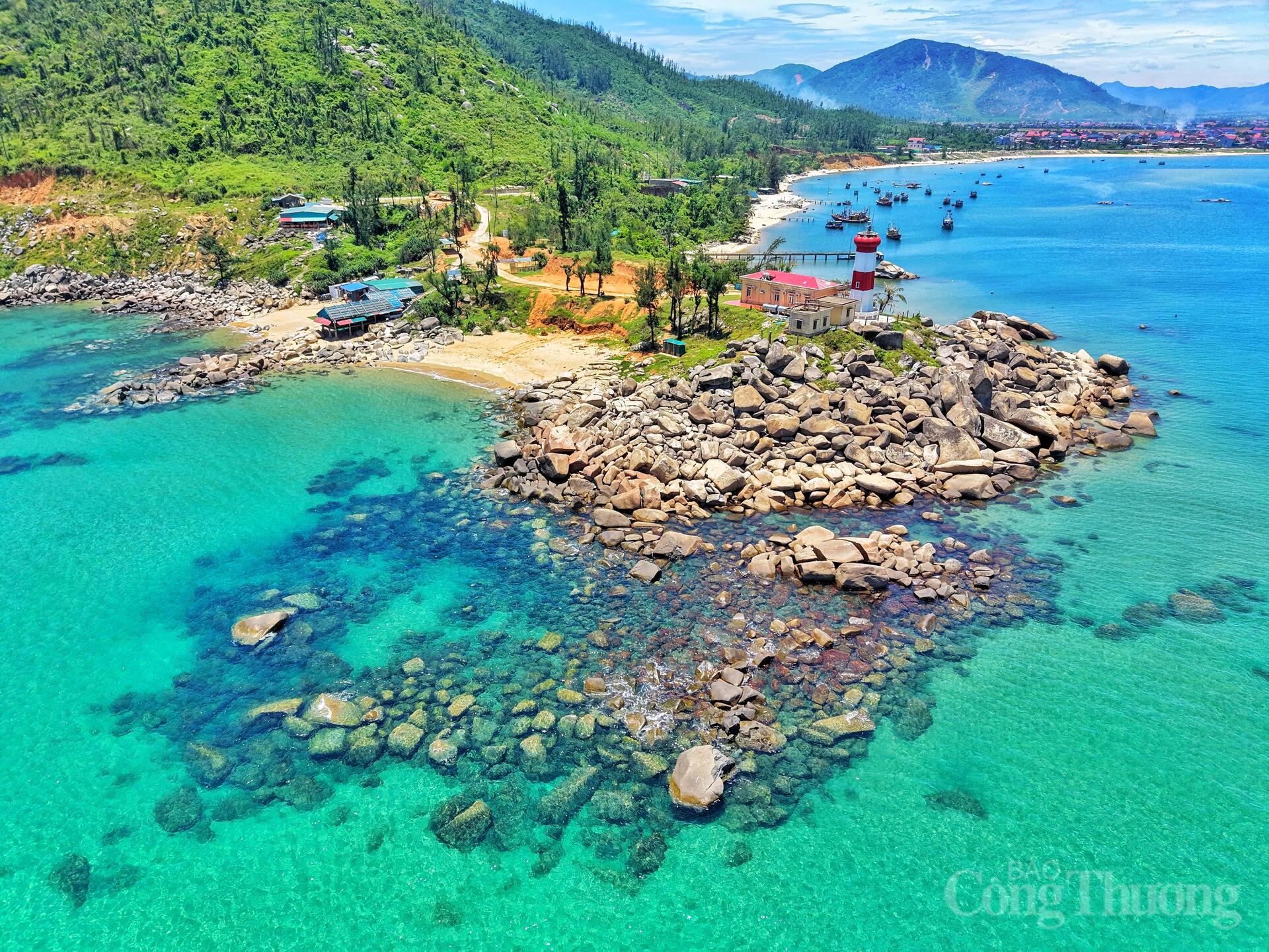 Khơi thông tiềm năng du lịch từ những bãi biển hoang sơ ở Hà Tĩnh - 1