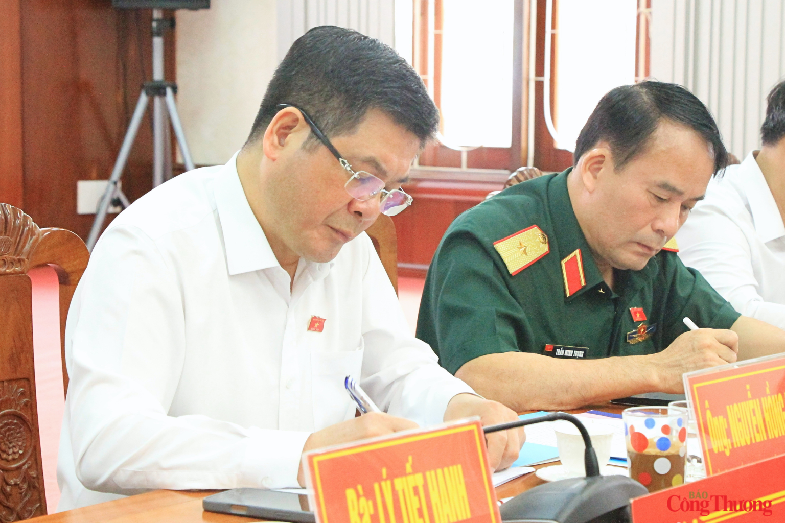 Theo chân đại biểu Quốc hội tiếp xúc cử tri giữa đại ngàn - Kỳ 2: Buổi sáng hội trường và những cuốn sổ kín chữ - 13