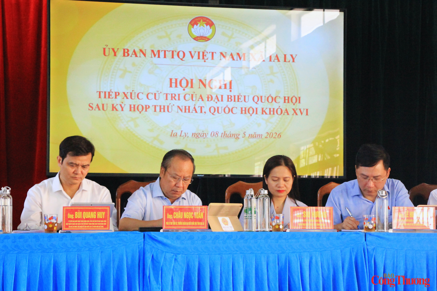 Theo chân đại biểu Quốc hội tiếp xúc cử tri giữa đại ngàn - Kỳ 2: Buổi sáng hội trường và những cuốn sổ kín chữ - 9