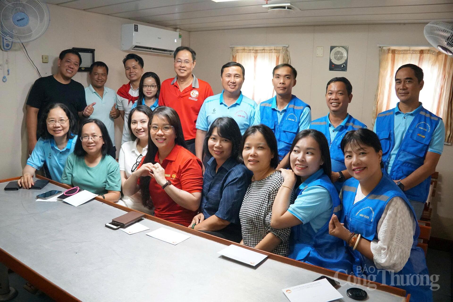 Tổ tuyên truyền họp tổng kết trong ngày cuối cùng của hải trình.