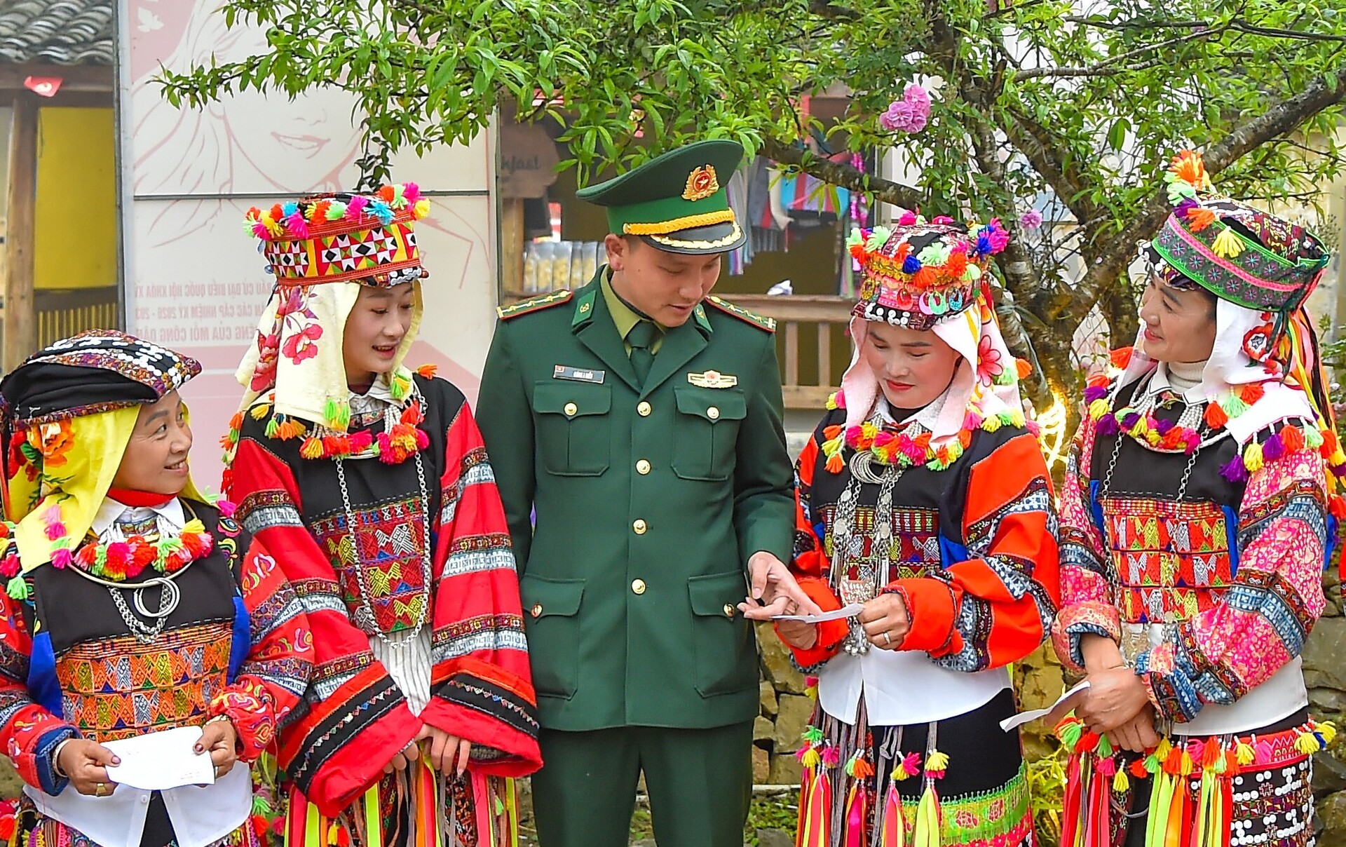 Đi từng bản, gõ từng nhà và những ngày tác nghiệp không quên ở Lũng Cú - 7