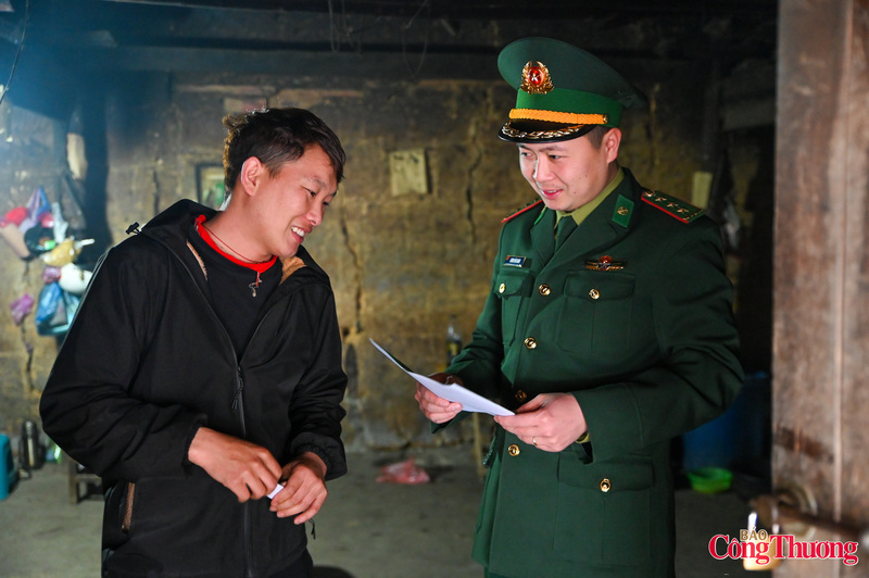 Cử tri Hồng Ý Lù (26 tuổi) chủ động dùng điện thoại thông minh quét mã QR, tìm hiểu thông tin về các ứng cử viên. Ảnh chụp từ tháng 3/2026.
