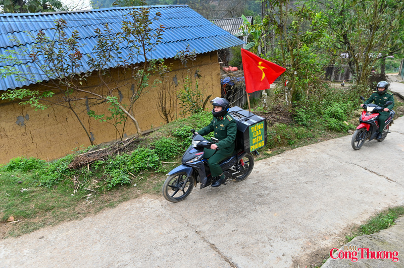 Cán bộ, chiến sĩ Đồn Biên phòng Lũng Cú vượt hàng chục km đường đèo để mang “tiếng loa Biên phòng” đến từng thôn bản. Ảnh chụp từ tháng 3/2026.