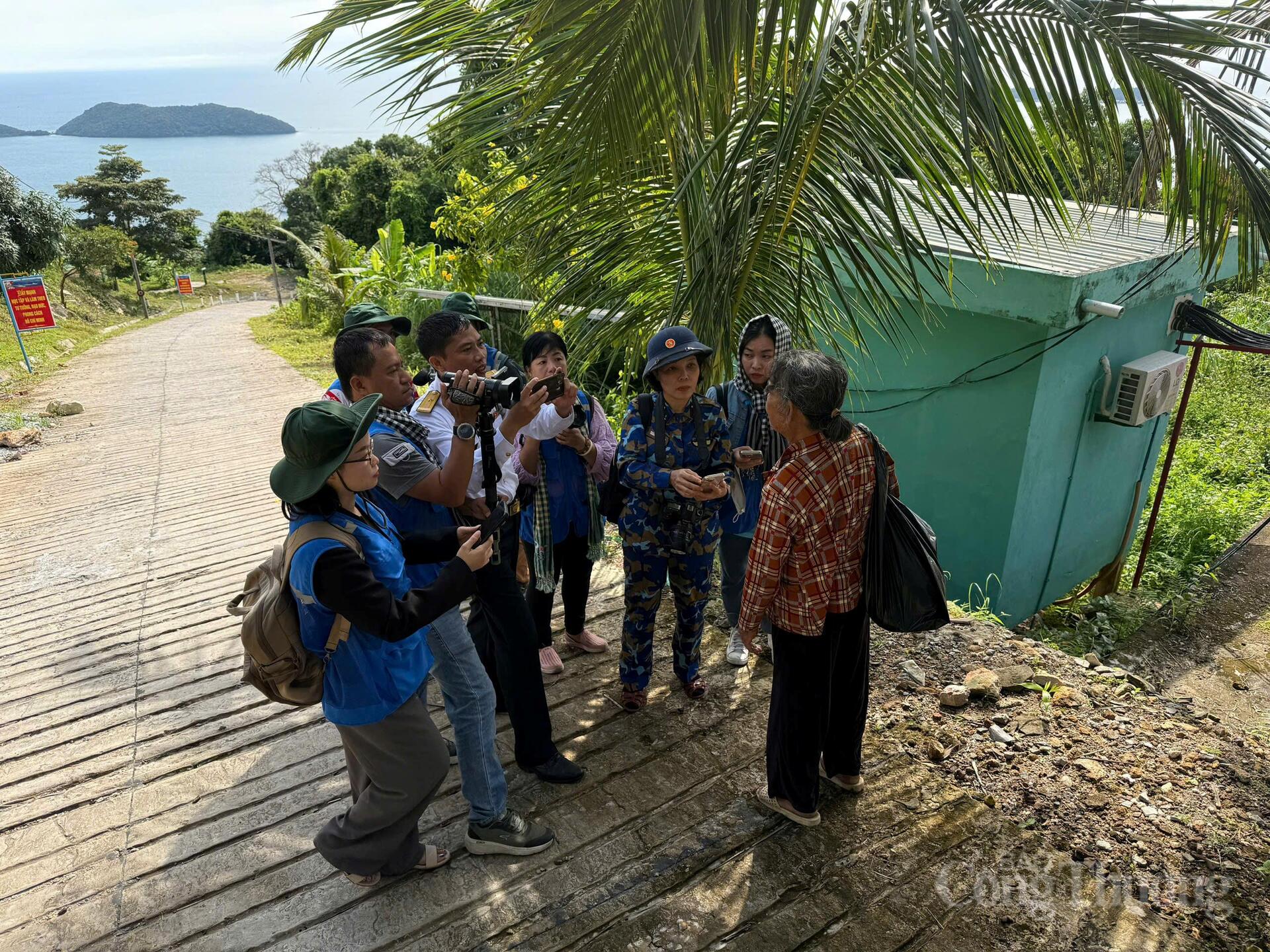 Chuyện tác nghiệp của phóng viên trên hải trình đến vùng biển Tây Nam tổ quốc - 5
