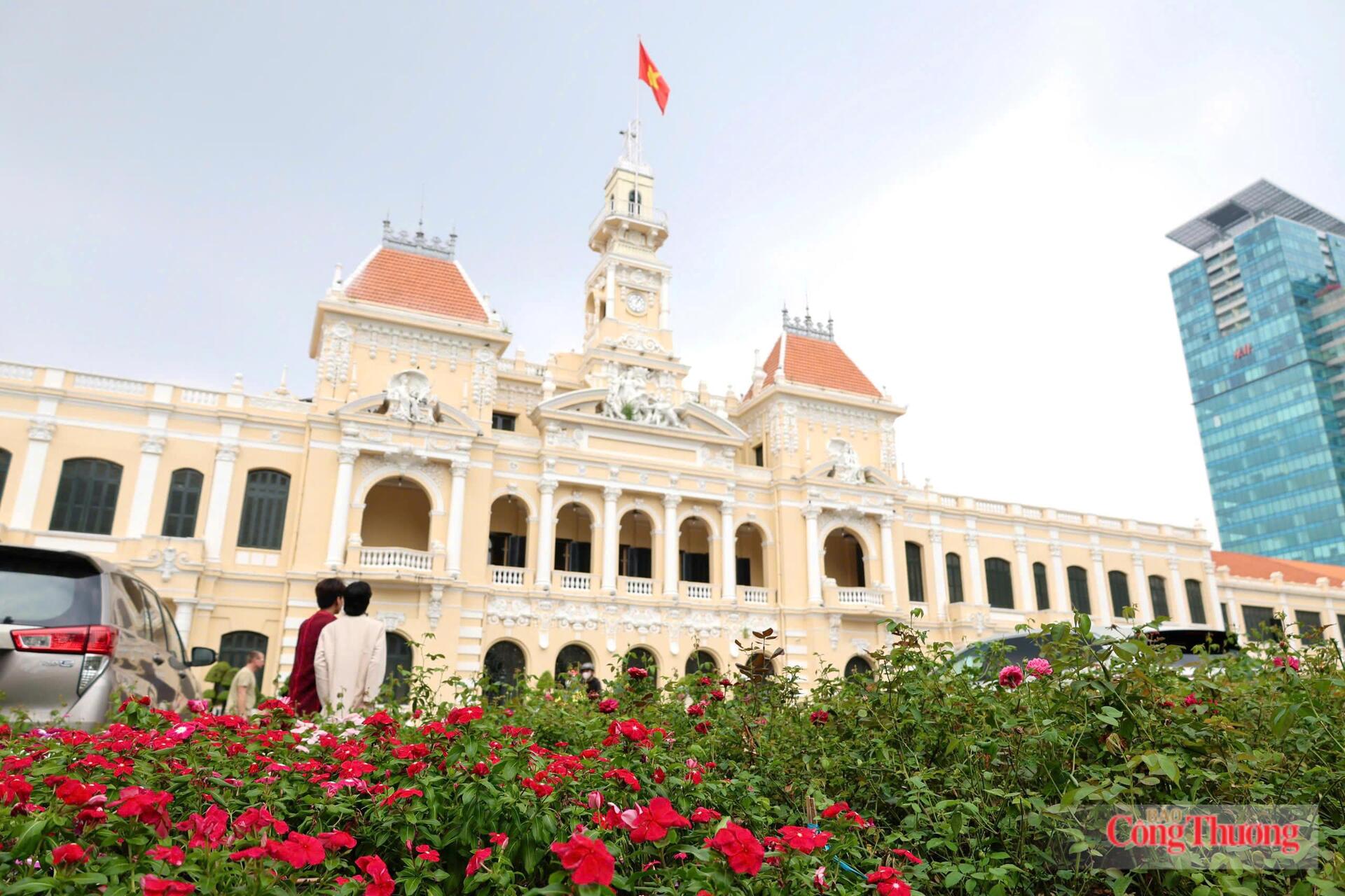 TP. Hồ Chí Minh trang hoàng không gian phố đi bộ Nguyễn Huệ hướng tới lễ kỷ niệm 50 vinh dự mang tên Bác.