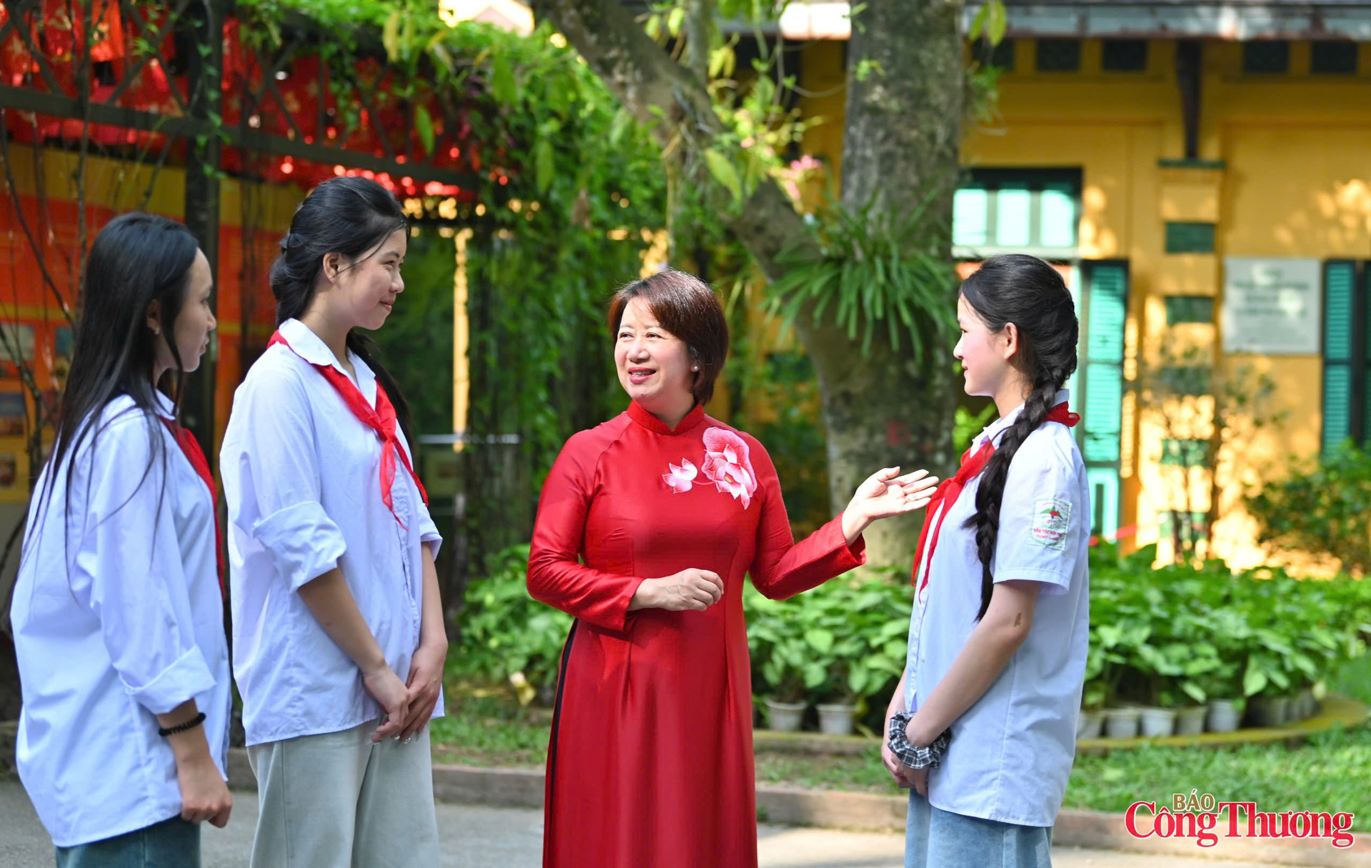 Bà Cù Thị Minh - Phó Giám đốc Khu Di tích Chủ tịch Hồ Chí Minh tại Phủ Chủ tịch kể những câu chuyện về Bác Hồ với các em học sinh. Ảnh: Nam Nguyễn