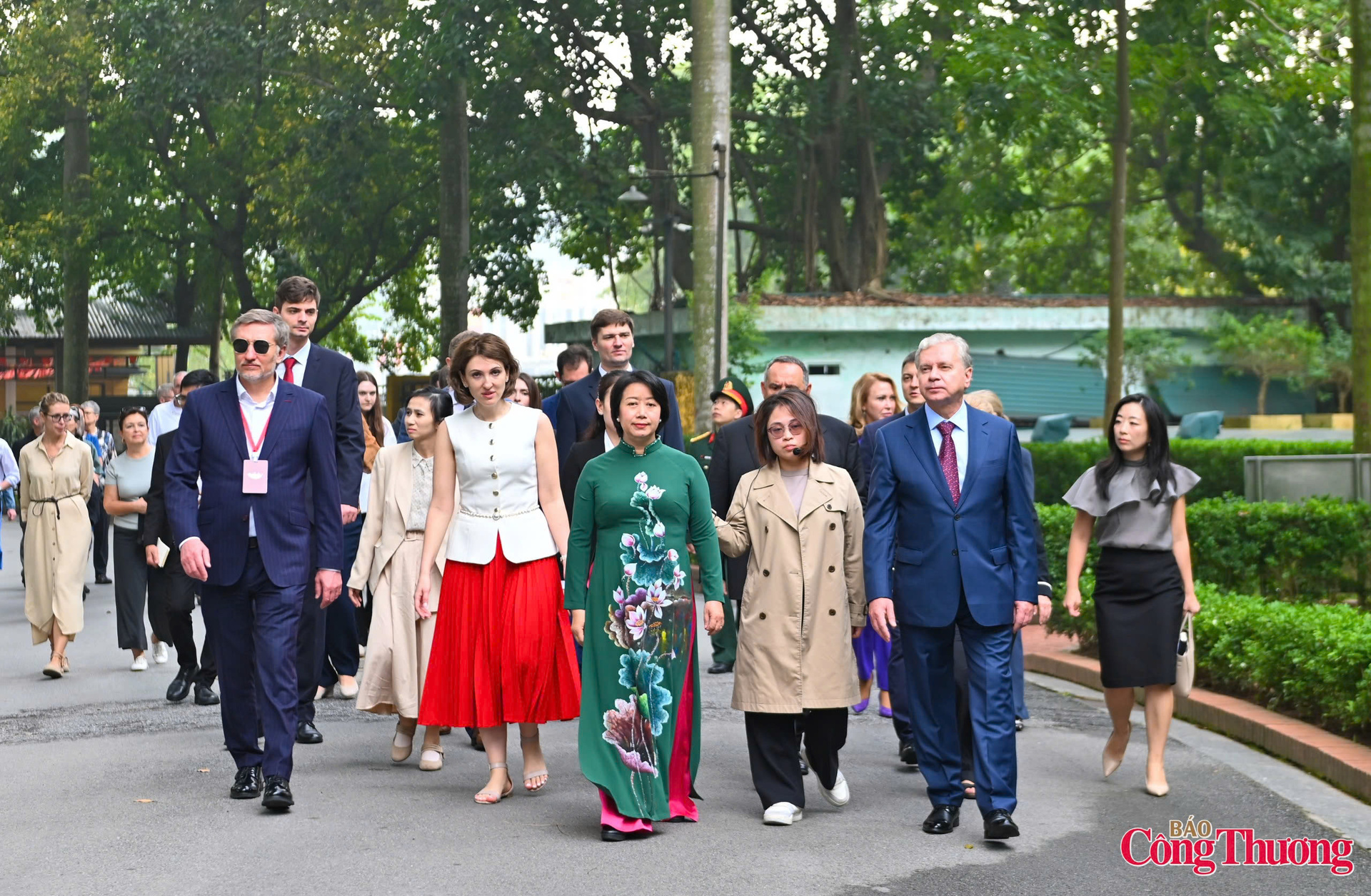 Bà Cù Thị Minh đón tiếp các đoàn khách quốc tế đến tham quan Khu Di tích Chủ tịch Hồ Chí Minh tại Phủ Chủ tịch. Ảnh: Nam Nguyễn