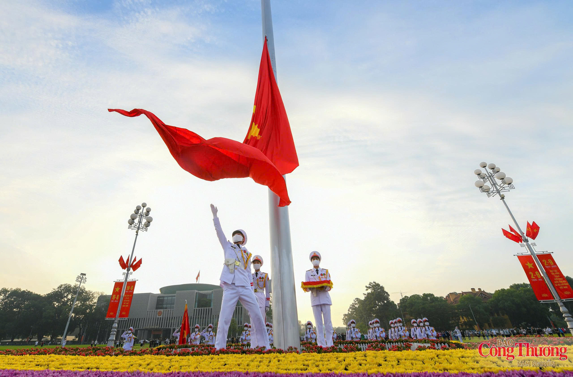 Giữa không gian thiêng liêng của Quảng trường Ba Đình, đúng 6 giờ, tiếng Quốc thiều vang lên cùng lá cờ đỏ sao vàng tung bay trước Lăng Chủ tịch Hồ Chí Minh đã trở thành hình ảnh thiêng liêng, in sâu trong tâm thức nhiều thế hệ người dân Việt Nam.