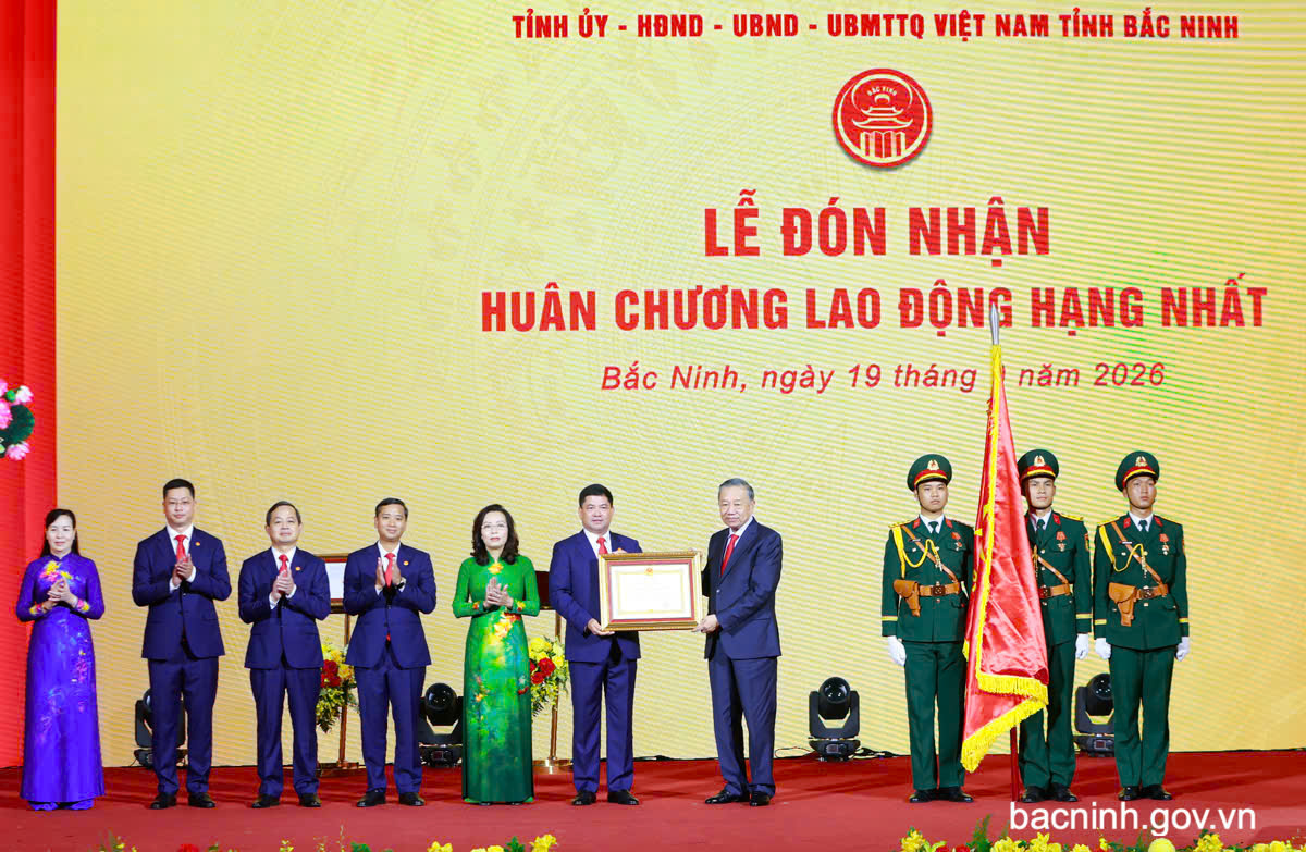 Tổng Bí thư, Chủ tịch nước Tô Lâm trao Nghị quyết của Quốc hội về thành lập thành phố Bắc Ninh ngày 19/9.