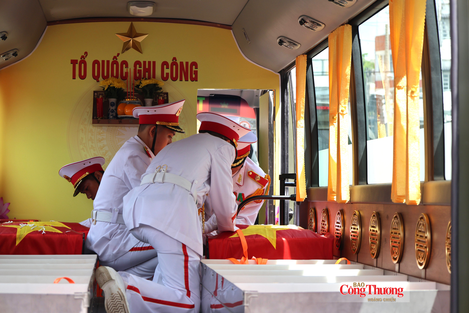 Các anh được trở về trong vòng tay yêu thương của đồng đội...