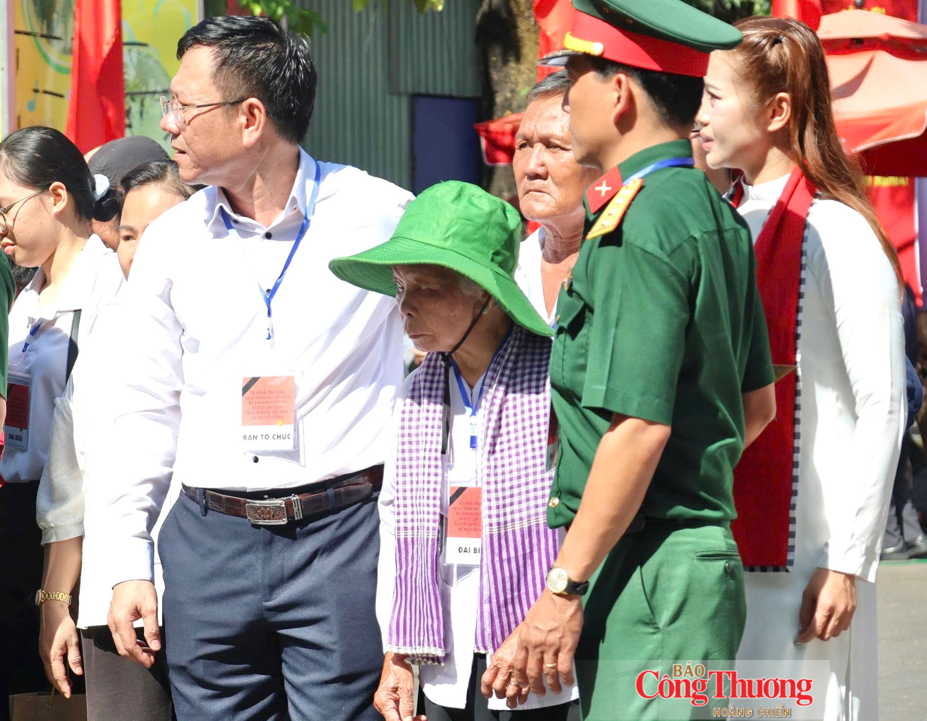 Trong dòng người hướng về Công viên Lê Thị Riêng hôm nay có bà Nguyễn Thị Lệ (tỉnh Tây Ninh), vợ của liệt sĩ Huỳnh Văn Quên - một trong những liệt sĩ đầu tiên được trả lại đúng tên tuổi, sau khi hài cốt và di vật của ông được tìm thấy tại Công viên Lê Thị Riêng.