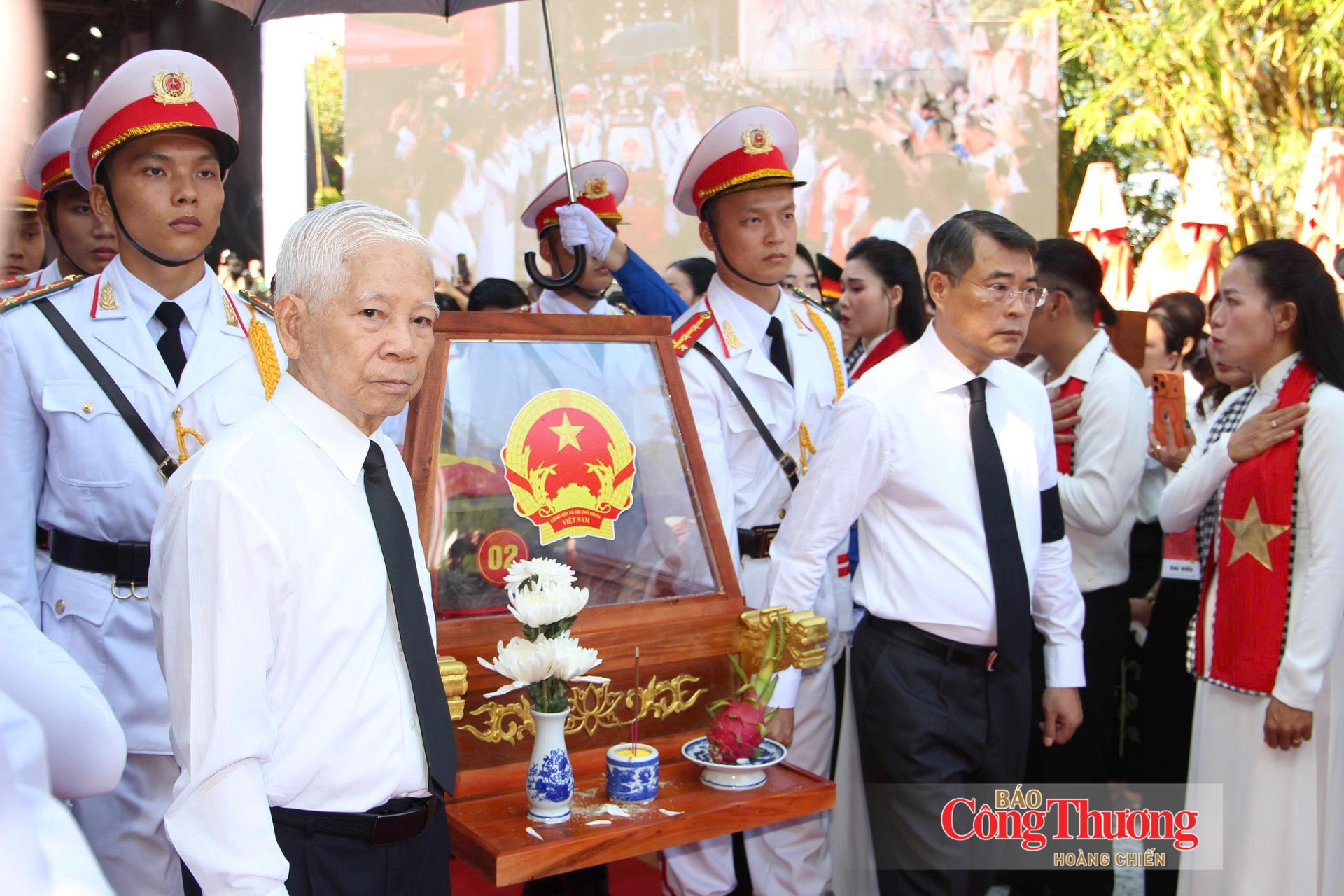 Thủ tướng Chính phủ Lê Minh Hưng cùng nguyên Chủ tịch nước Nguyễn Minh Triết di chuyển giá khiêng hài cốt liệt sĩ lên đoàn xe đầu tiên đến Nghĩa trang liệt sĩ TP. Hồ Chí Minh.