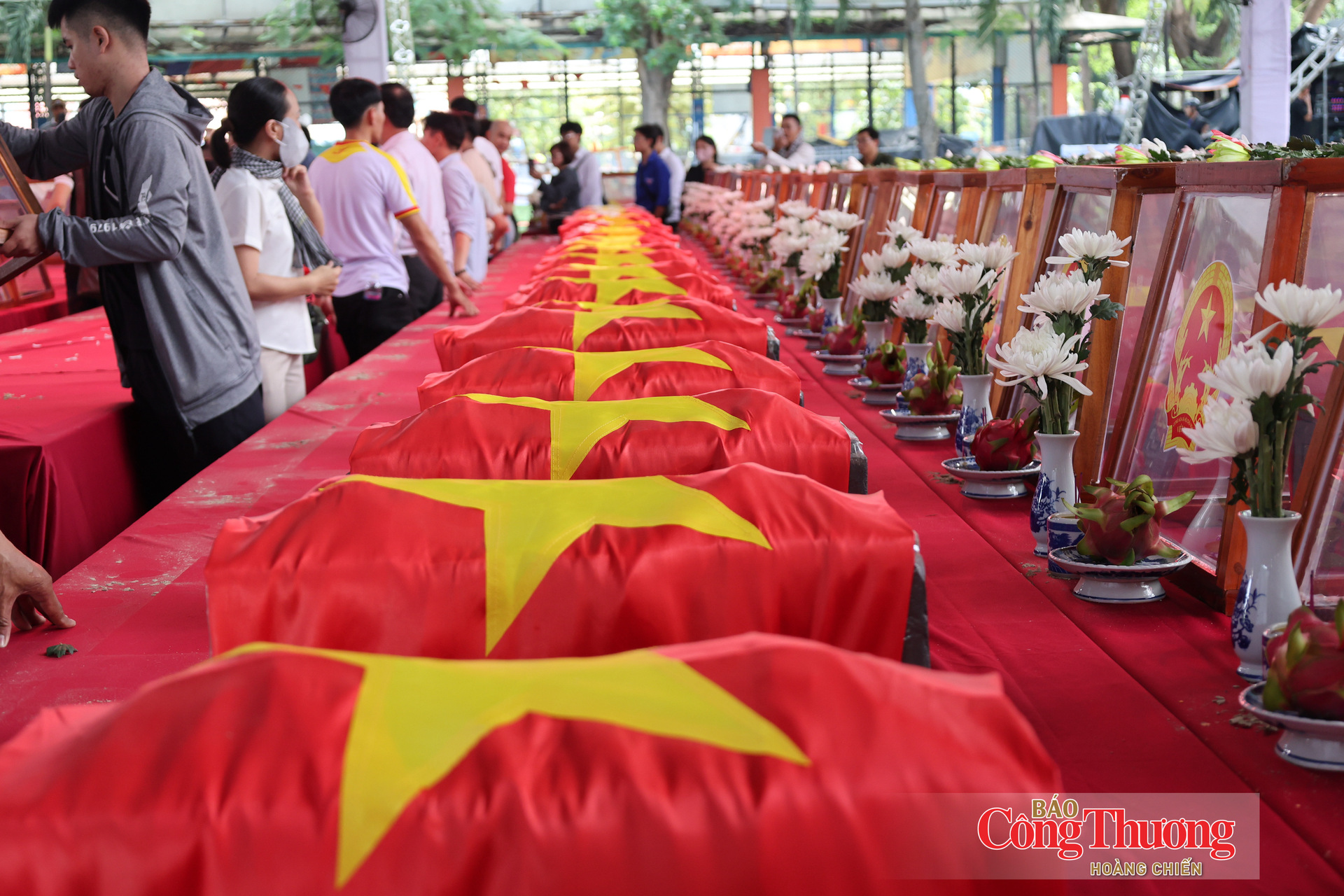 Chùm ảnh: Trong vòng tay Nhân dân, các liệt sĩ trở về với đất mẹ - 21