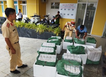 Thừa Thiên Huế: Bắt giữ 6.000 gói thuốc lá Jet trên ô tô tải