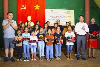 Đắk Lắk: Bàn giao chiêng và trang phục truyền thống cho đồng bào dân tộc