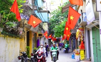 Phố phường Hà Nội rực rỡ cờ hoa chào mừng ngày Quốc khánh 2/9