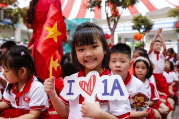 Học sinh háo hức trong lễ khai giảng đầu năm học mới