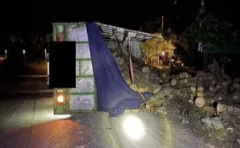 Tỉnh Quảng Trị: Lật xe tải khi đổ đèo, tài xế tử vong