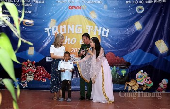 Ấm áp “Trung thu cho em” tại xã vùng biên Pa Ủ