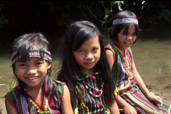 Vì sao đồng bào M'nông làm lễ thổi tai cho trẻ nhỏ?