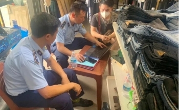 Quản lý thị trường Quảng Ninh tạm giữ gần 500 sản phẩm may mặc có dấu hiệu giả mạo