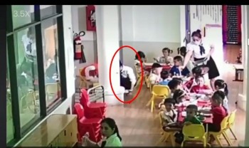 Bảo mẫu bốc thức ăn đổ dưới nền cho trẻ ăn bị buộc thôi việc