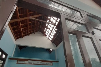Quảng Ngãi: Lốc xoáy làm hư hỏng, tốc mái nhiều nhà dân