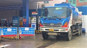 TP. Hồ Chí Minh: Xe vận chuyển xăng dầu được lưu thông giờ cao điểm
