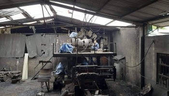 Quảng Trị: Một quả đạn phát nổ trong nhà máy gạch