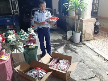 Lực lượng Quản lý thị trường Lạng Sơn phát hiện lượng lớn thực phẩm nhập lậu đang đi tiêu thụ