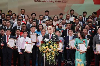 Tôn vinh và trao Danh hiệu