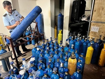 Quản lý thị trường Hà Nội: Triệt phá kho bóng cười lớn tại Cầu Giấy