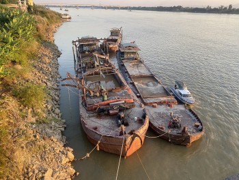 Liên tiếp bắt giữ các nhóm khai thác cát trái phép trên sông Hồng và sông Đà