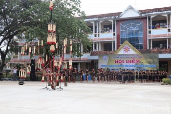 Kon Tum: 900 em học sinh tham gia trình diễn cồng chiêng, múa xoang