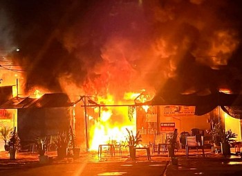 Cháy lớn trong đêm thiêu rụi tiệm sửa xe máy tại Đồng Nai