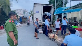Bắt giữ xe tải chở gần 8 tấn thịt bò, thịt trâu đông lạnh nghi nhập lậu