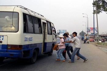 Xoá “xe dù, bến cóc” góp phần làm lành mạnh bức tranh giao thông