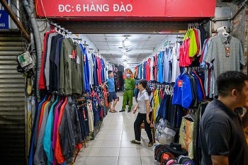 Thu giữ nhiều “hàng hiệu” giá từ 100 nghìn đồng tại chợ đêm phố cổ Hà Nội