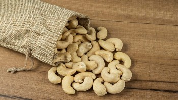 Khởi tố hình sự một công ty buôn lậu hạt điều tại Bình Phước