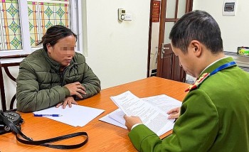 Công an phường Hàng Bạc xử lý người phụ nữ hàng rong với 80.000 đồng/củ khoai