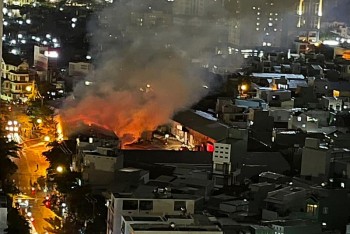 Cháy nhà kho hàng trăm mét vuông chứa hàng nhu yếu phẩm tại Bình Định