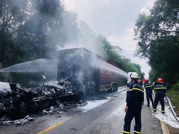 Quảng Trị: Xe đầu kéo chở dầu ăn và bột mỳ bất ngờ bốc cháy