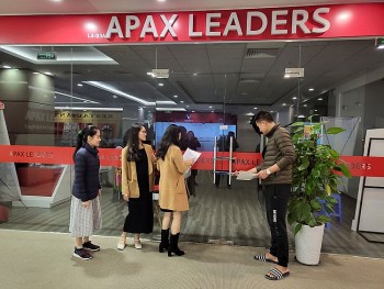 Trung tâm Anh ngữ Apax Hà Tĩnh của Shark Thủy bị phụ huynh đòi lại học phí